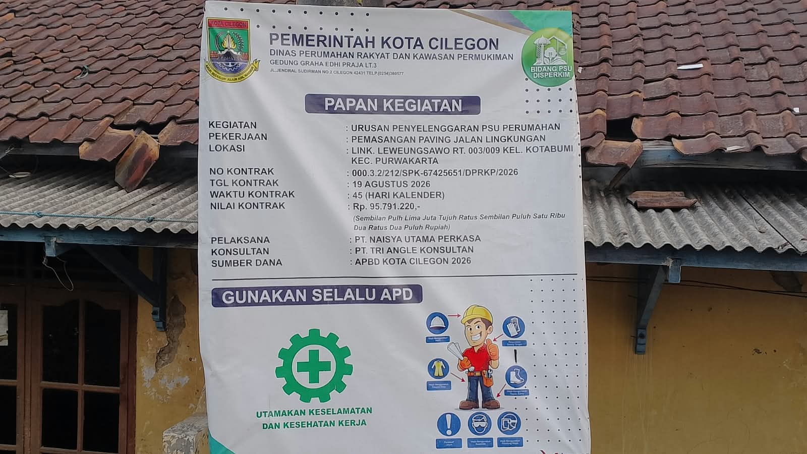 Ironi Proyek Paving Jalan di Kotabumi: Papan Imbauan APD Gagah Terpampang, Pekerja Tetap Abaikan K3